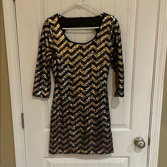 Dresses & Skirts - 🩷Gold and Black Sequin Chevron Dress size small